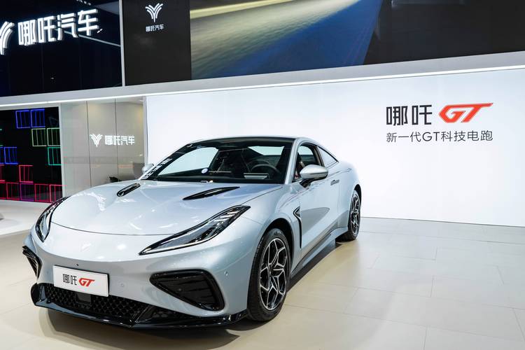 广州26哪吒汽车在智能汽车领域的表现，领途汽车在新能源汽车市场中的影响力